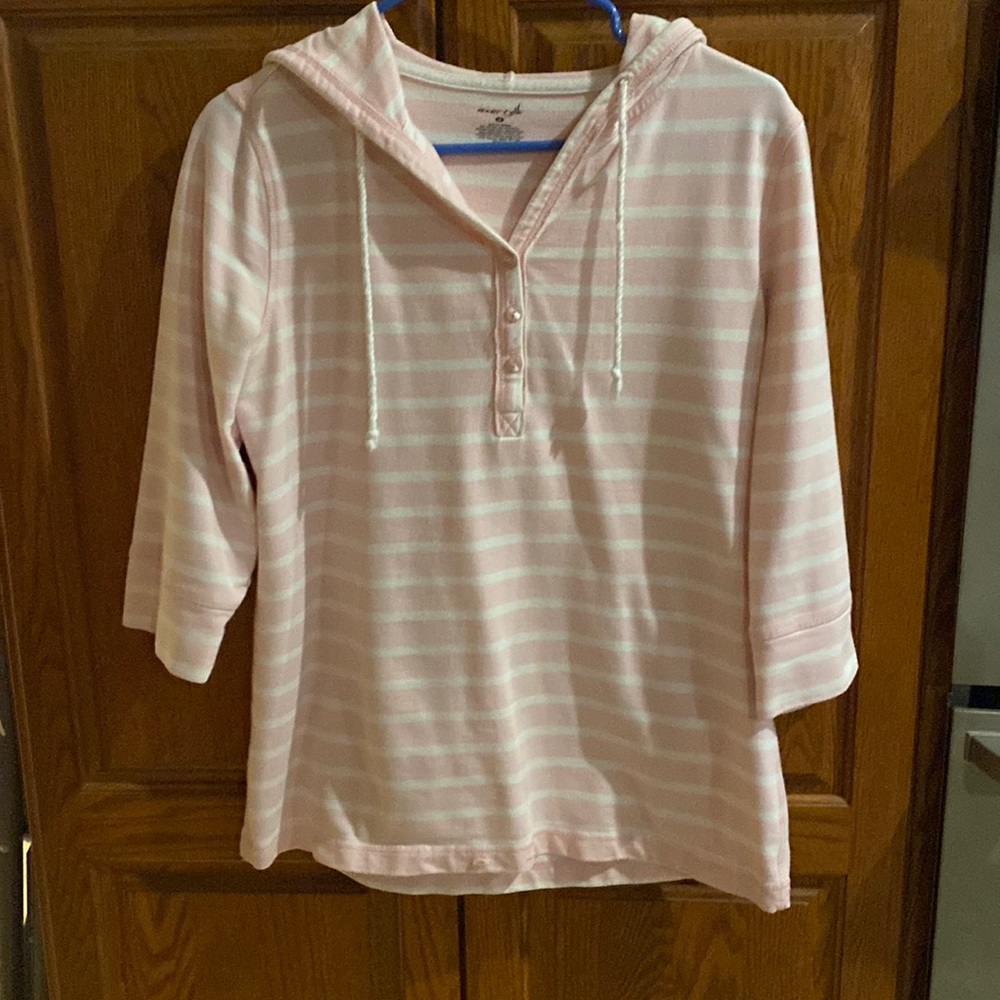 Stylish hoodie, 3/4 length sleeves, very comfortable.